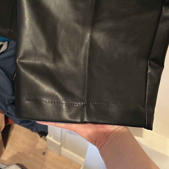 Black cropped wide leg faux leather pants with pockets. High waisted - Picture 4 of 6